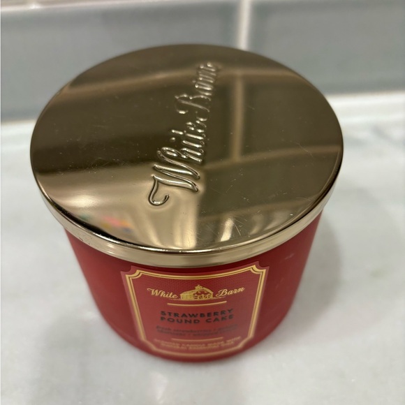 White barn strawberry pound cake candle - Picture 2 of 4